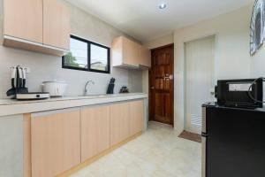 Entire 3BR Furnished House Near Cebu IT Park with Parking, Fast WiFi, Netflix and More