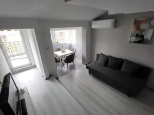 Dani's Central Square - Vrata