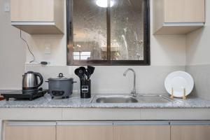 Whole 3BR Furnished Townhouse Near Cebu IT Park with Parking, Fast WiFi, Netflix and More