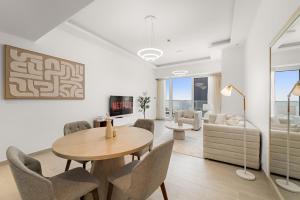 Sleek & Stylish 1BR w Gym & Pool, 10 MIN JBR Beach