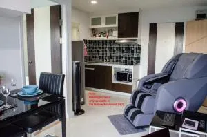 Blue and green Farang homes - Ban Nong Khrai Luang