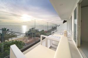 Surf Beach House Pool Villa