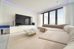 Surf Beach House Pool Villa