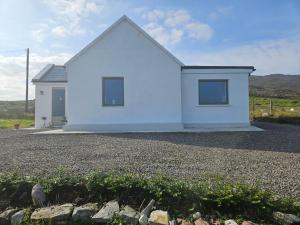 Achill Island Holiday home by the Sea - Idyllic views, Sleeps 6, Full kitchen, Fireplace and Wifi throughout