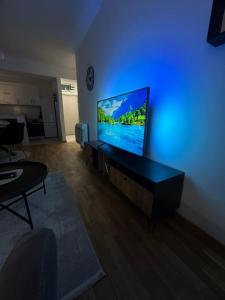 Thomas two bedroom apartment-private parking