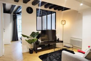 60m2 New designed 2 bdrs apt heart of Paris 75002 N2-108