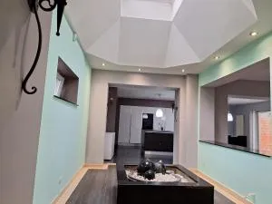 Vous pouvez accéder à nos chambres spacieuses en moins de 10 minutes en voiture et en moins de 35 minutes en transport en commun depuis l'aéroport de Charleroi - Châtelet