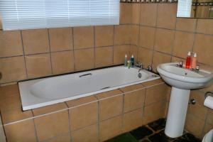 Cosy Mountain FarmStay w private Boma