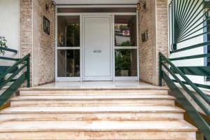 Ellas Cozy escape with balcony!