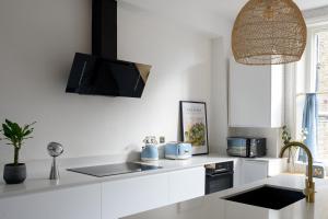 Entire Home - Classic Chelsea Town House Maisonette