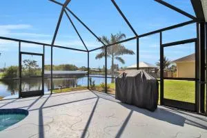 Pet Friendly Canal Front 3-Bedroom Grand Villa with Pool, Linai and Dock - El Jobean