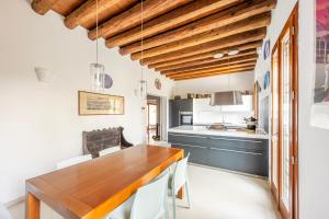 Beautiful Villa With Garden and Private Parking!