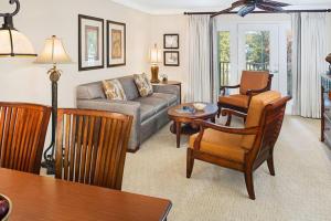 Relax after the Orlando parks in this 1BD resort condo with pools, restaurants, activities etc