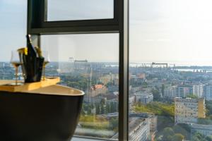 Hanza Tower Original 21st Floor- Sea and City-View