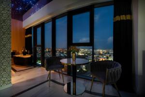 Hanza Tower Original 21st Floor- Sea and City-View