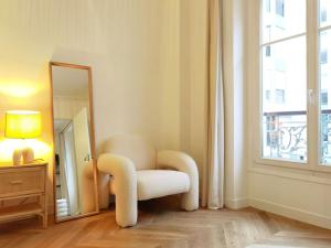 INS style 2 bdrs APT in 15arr cente 1mins to metro N15-128