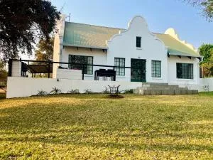 Cape-Dutch 2 Bedroom Home - Tierpoort
