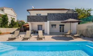 New villa with pool, 600 m from the beach - by TRAVELER tourist agency Krk ID 2164