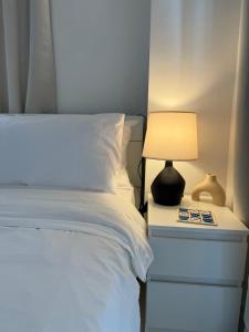 Minimalist Luxury Spacious 1 Bedroom in Burgos Circle