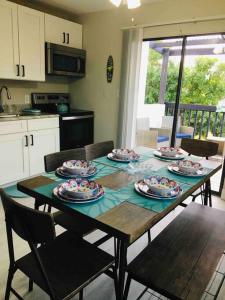 SEASCAPE COZY BEACH HOME only half mile TO OCEAN and BEACH SLEEPS 6