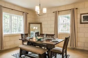 Golden Acre Beach Villa-2 mins walk - Alleynes Bay