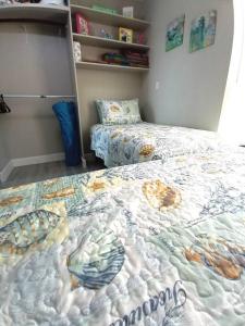 SEA LA VIE COZY BEACH HOME ON 500 BLOCK, Walk to beach only half mile away, SLEEPS 6