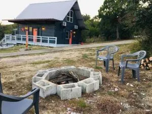 Longhorn Cabin near Hidden Falls with View - Spicewood