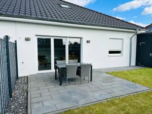 Einzigartiger Neubau-Bungalow - Luxus-Küche, große Terrasse mit Garten - Perfekt für Familie und Gruppen