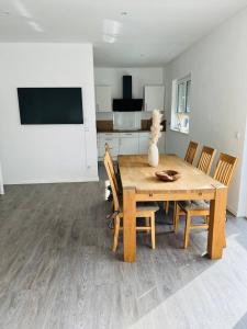 Einzigartiger Neubau-Bungalow - Luxus-Küche, große Terrasse mit Garten - Perfekt für Familie und Gruppen