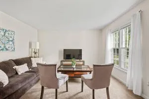 Prime Location 2 BR Oasis with Washer and Dryer - Brandermill