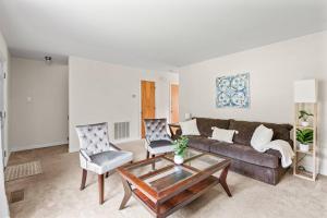 Prime Location 2 BR Oasis with Washer and Dryer