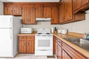 Prime Location 2 BR Oasis with Washer and Dryer