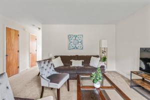 Prime Location 2 BR Oasis with Washer and Dryer