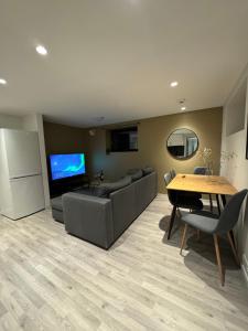 Aurora Polaris Apartment - Outdoor Sauna - FREE Parking - 750m from City Center