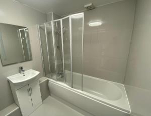 Woolwich - House - Sleeps 5 - Garden - Parking