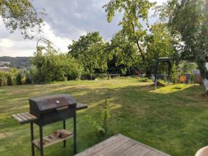 Hillside view house with garden, private parking, quiet location - 12 min to Old town anytime, Long stays welcome