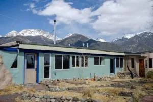High Mountain Desert Earthship with Stunning Views - ألاموسا