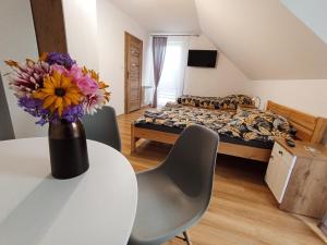 POKOJE NA CYPELKU NAD 5 JEZIORAMi