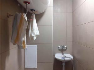 Самостоятелна стая с душ с вход от тротоара на 3 мин пеш от автогара Варна