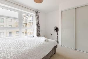 Stunning Station Apartment with free Parking