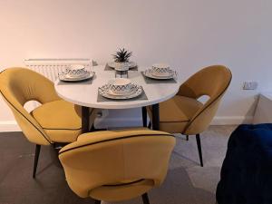 Stunning Station Apartment with free Parking