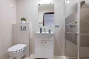 Dworek na Zakręcie - noclegi Zator