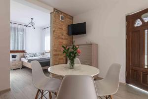 Dworek na Zakręcie - noclegi Zator