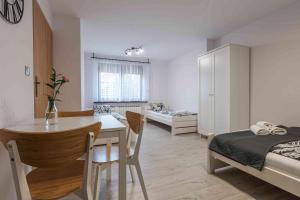 Dworek na Zakręcie - noclegi Zator