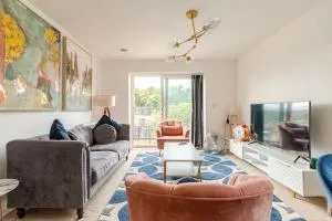 Stylish Station Apartment in Rochester with Free Parking - Strood