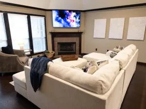 Your Family Home Away from Home - بروكن أرو