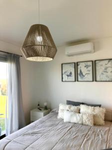 Casa familiar a la laguna en San Sebastian, Escobar, 3 dormitorios, jardín, pileta, parrilla y canoas