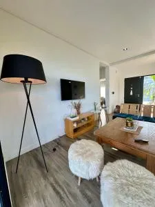 Casa familiar a la laguna en San Sebastian, Escobar, 3 dormitorios, jardín, pileta, parrilla y canoas - Zelaya