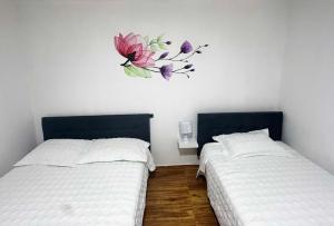 San Miguel, bello depa entero, 3 camas, wifi, terraza y lavadora