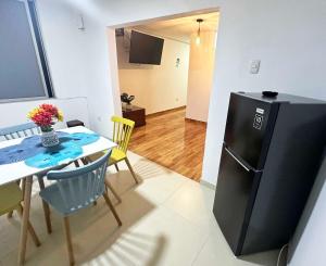 San Miguel, bello depa entero, 3 camas, wifi, terraza y lavadora